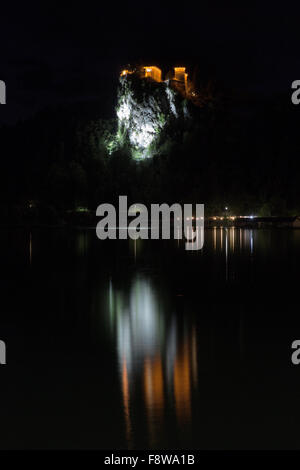 Il celebre castello di notte sul lago di Bled, Slovenia Foto Stock