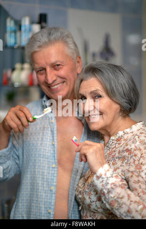 Coppia senior con toobrushes Foto Stock