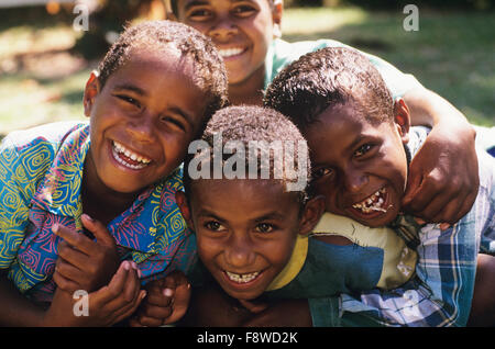 Isole Figi, isole Fiji, Yasawa Islands resort, dettaglio, tiki, isola nativa boys mugging per la fotocamera Foto Stock