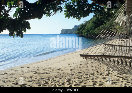 Isole Fiji, Wakaya Island, Wakaya Club, vista dell'oceano e la spiaggia privata con amaca. Con prenotazione la giovane avrà beach Foto Stock