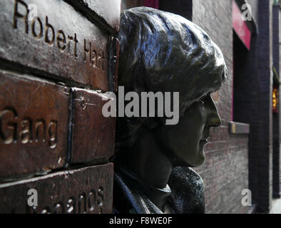 Una foto della statua di John Lennon appoggiata contro il muro in Liverpool Foto Stock