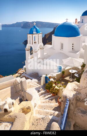 Santorini Caldera paesaggio con greca chiesa bianca che si affaccia sul mare e la cittadina di Oia - Santorini Island, Grecia Foto Stock