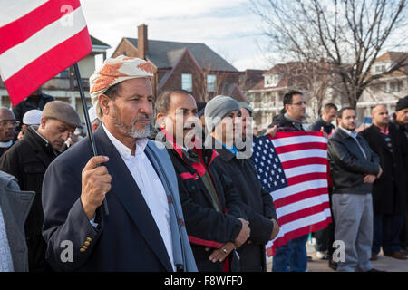 Hamtramck, Michigan STATI UNITI D'AMERICA. 11 dicembre 2015. I musulmani al rally di Hamtramck Municipio a condannare ISIS e il terrorismo. Il rally è stato organizzato da un consigliere comunale e a cui hanno partecipato diverse centinaia, per la maggior parte degli immigrati provenienti da Bangladesh e Yemen. Per molti anni Hamtramck era la casa di emigranti polacchi, ma ora ha una maggioranza islamica consiglio della città. Credito: Jim West/Alamy Live News Foto Stock