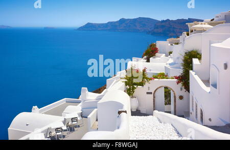 Santorini case bianche - popolare vista nella cittadina di Oia, isola di Santorini, Cicladi Grecia Foto Stock