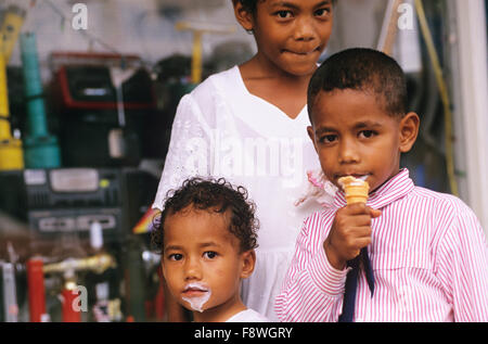 Isole Fiji, Vanua Levu, Labasa Town, bambini che condividono un cono gelato. Foto Stock