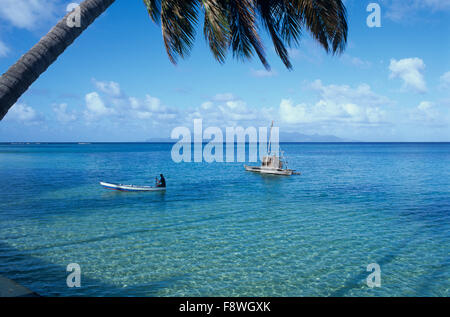 Isole Fiji, Wakaya Island, Wakaya Club, vista oceano dirige anche resort. Canoa a ormeggio. Foto Stock