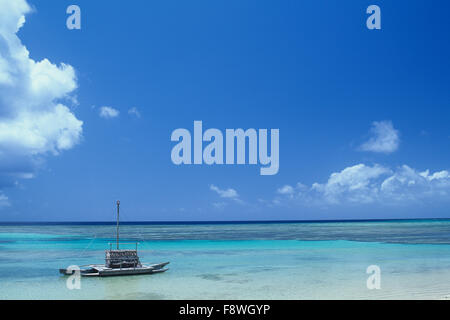 Isole Fiji, Wakaya Island, Wakaya Club, vista oceano dirige anche resort. Canoa a ormeggio. Foto Stock