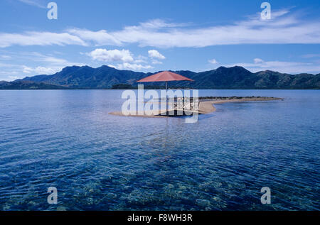 Isole Fiji, Nukubati Island Resort, bassa marea sabbia bar picnic Foto Stock