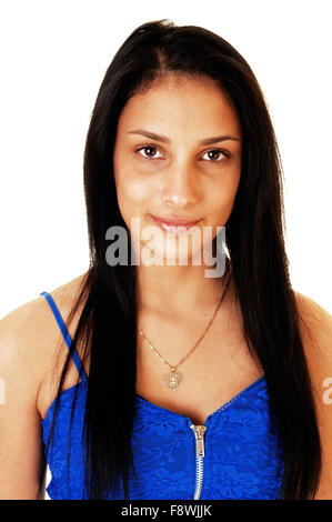 Una bella e giovane ragazza adolescente in un ritratto con i suoi lunghi capelli neri e blu corsetto, sorridente per sfondo bianco. Foto Stock