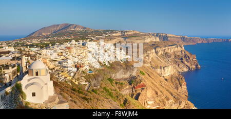 Thira (città capitale di Santorini) - villaggio situato sulla scogliera, isola di Santorini, Cicladi Grecia Foto Stock