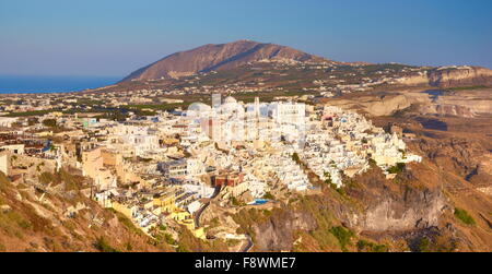 Thira (città capitale di Santorini) - villaggio situato sulla scogliera, isola di Santorini, Cicladi Grecia Foto Stock