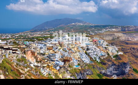 Thira Town (città capitale di Santorini) - villaggio situato sulla scogliera, isola di Santorini, Cicladi, Grecia Foto Stock