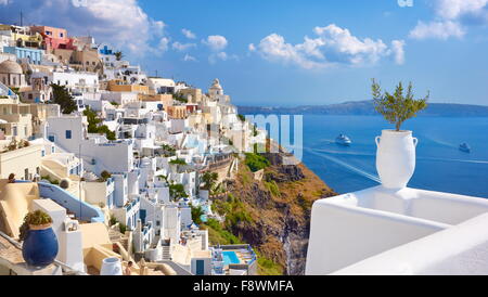 Thira (Fira) - città capitale di Santorini, villaggio situato sulla scogliera, isola di Santorini, Cicladi Grecia Foto Stock