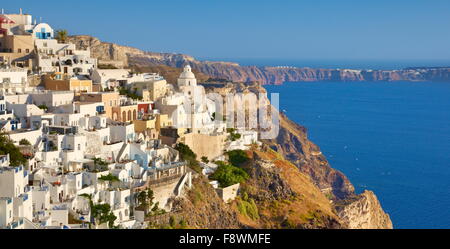 Thira (città capitale di Santorini) - villaggio situato sulla scogliera, isola di Santorini, Cicladi Grecia Foto Stock