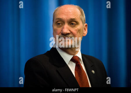 Wola Krzysztoporska, Polonia. 11 dicembre, 2015. Il ministro della difesa nazionale, Antoni Macierewicz, raffigurato durante il breve incontro con i cittadini di Wola Krzysztoporska (Lodz voivodato). Credito: Marcin Rozpedowski/Alamy Live News Foto Stock