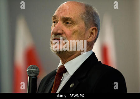 Wola Krzysztoporska, Polonia. 11 dicembre, 2015. Il ministro della difesa nazionale, Antoni Macierewicz, raffigurato durante il breve incontro con i cittadini di Wola Krzysztoporska (Lodz voivodato). Credito: Marcin Rozpedowski/Alamy Live News Foto Stock