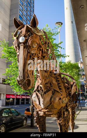 Metallo arrugginito cavallo scultura, angolo Stephen Avenue, Calgary, Alberta, Canada Foto Stock