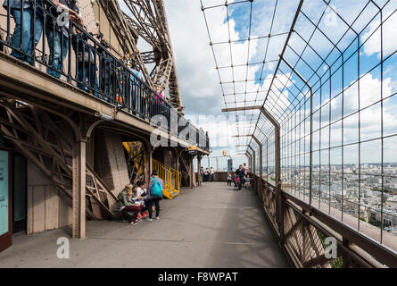 Mezzo ponte di osservazione presso la Torre Eiffel, Parigi, Ile de France, Francia Foto Stock