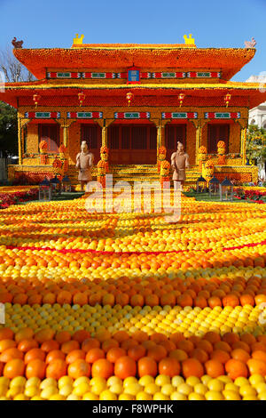 Ottantaduesima Sagra del limone, la Fête du Citron, padiglione cinese fatta di limoni e arance, Jardins Bioves, Menton Foto Stock