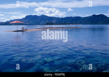 Isole Fiji, Nukubati Island Resort, bassa marea sabbia bar picnic Foto Stock