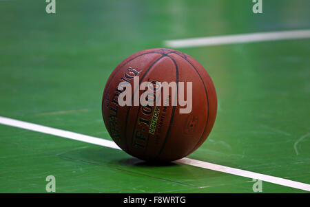 Kiev, Ucraina - 15 gennaio 2014: Close-up Basket ufficiali EuroCup stagione 2013/14 Sfera sul terreno durante il gioco tra Foto Stock