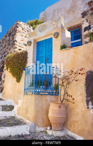 Scena di strada con un vaso greco e lo sportello blu in Pyrgos, isola di Santorini, Cicladi, Grecia Foto Stock