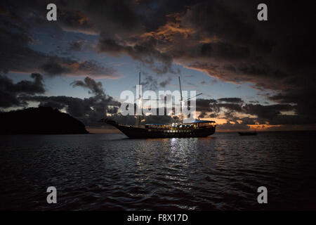 Sailing yacht, le isole Figi sirena, un liveaboard dive barca ad Anchorage al tramonto. Foto Stock