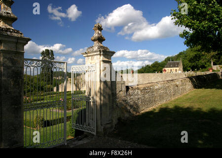 Chateau Dordogne Francia in estate il sole con nuvole blu Foto Stock