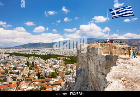 Atene - aerial panorama dell'Acropoli di Atene, bandiera greca, grecia Foto Stock