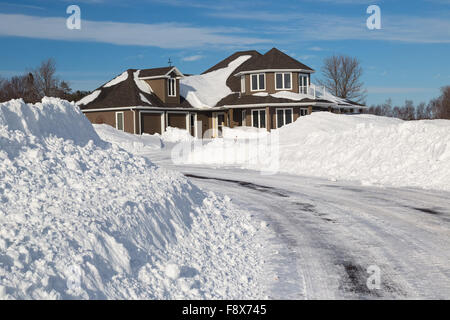 Un fresco strada arato in America suburbia dopo una tempesta di neve. Foto Stock