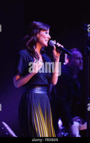 Liverpool, Regno Unito. 11 dicembre 2015. Il cantante australiano, Natalie Imbruglia, esegue come supporto per Simply Red il proprio trentesimo anniversario di world tour a Liverpool Echo Arena. © Paul Warburton/Alamy Live News Foto Stock