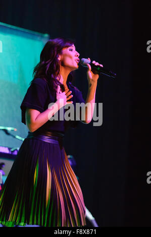 Liverpool, Regno Unito. 11 dicembre 2015. Il cantante australiano, Natalie Imbruglia, esegue come supporto per Simply Red il proprio trentesimo anniversario di world tour a Liverpool Echo Arena. © Paul Warburton/Alamy Live News Foto Stock