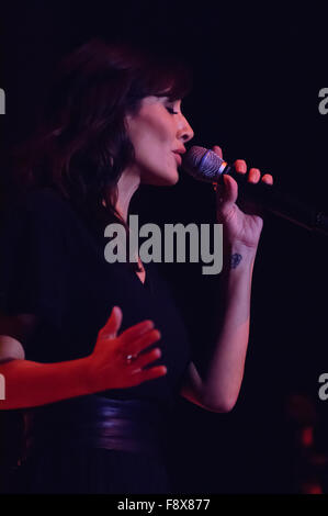 Liverpool, Regno Unito. 11 dicembre 2015. Il cantante australiano, Natalie Imbruglia, esegue come supporto per Simply Red il proprio trentesimo anniversario di world tour a Liverpool Echo Arena. © Paul Warburton/Alamy Live News Foto Stock