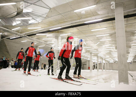 Planica, Slovenia. Undicesimo Dec, 2015. Gli sciatori dimostrare indoor sci di fondo durante la fase di apertura di un nuovo e moderno centro nordico a Planica, Slovenia, Dic 11, 2015. Il Planica Nordic Center aperto a Planica venerdì e ospiterà la FIS Cross Country competizioni di Coppa del mondo dal 16 gennaio al 17 gennaio del prossimo anno. © Luka Dakskobler/Xinhua/Alamy Live News Foto Stock