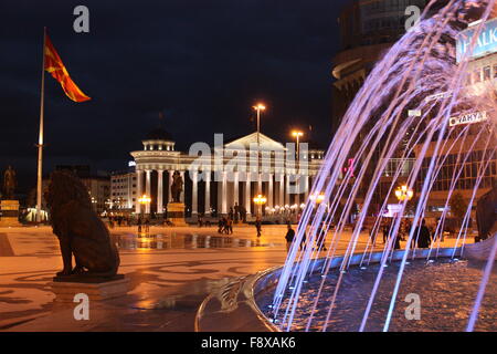 Fontane nella piazza principale di Skopje, Macedonia Foto Stock