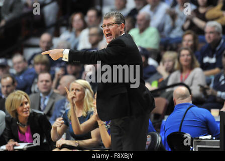 Uncasville, Connecticut, Stati Uniti d'America. Undicesimo Dec, 2015. Geno Auriemma, Head Coach di Uconn in azione durante una partita contro Florida Stato presso il Mohegan Sun Arena di Uncasville, Connecticut. Gregorio Vasil/CSM/Alamy Live News Foto Stock