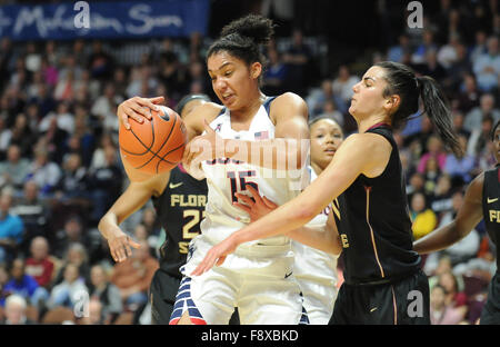 Uncasville, Connecticut, Stati Uniti d'America. Undicesimo Dec, 2015. Gabby Williams (15) di Uconn Huskies in azione durante una partita contro la Florida State Seminoles presso il Mohegan Sun Arena di Uncasville, Connecticut. Gregorio Vasil/CSM/Alamy Live News Foto Stock