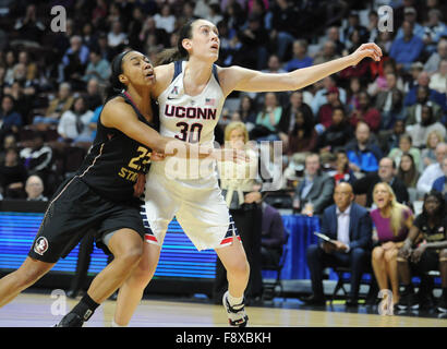 Uncasville, Connecticut, Stati Uniti d'America. Undicesimo Dec, 2015. Luka Stewart (30) di Uconn Huskies in azione durante una partita contro la Florida State Seminoles presso il Mohegan Sun Arena di Uncasville, Connecticut. Gregorio Vasil/CSM/Alamy Live News Foto Stock