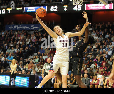 Uncasville, Connecticut, Stati Uniti d'America. Undicesimo Dec, 2015. Luka Stewart (30) di Uconn Huskies in azione durante una partita contro la Florida State Seminoles presso il Mohegan Sun Arena di Uncasville, Connecticut. Gregorio Vasil/CSM/Alamy Live News Foto Stock