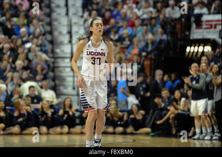 Uncasville, Connecticut, Stati Uniti d'America. Undicesimo Dec, 2015. Luka Stewart (30) di Uconn Huskies in azione durante una partita contro la Florida State Seminoles presso il Mohegan Sun Arena di Uncasville, Connecticut. Gregorio Vasil/CSM/Alamy Live News Foto Stock