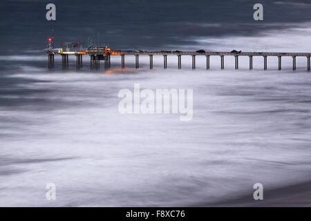 San Diego, CA, Stati Uniti d'America. Undicesimo Dec, 2015. Dicembre 11, 2015 - San Diego, California, Stati Uniti d'America - grandi onde e vento pound The Scripps Pier a La Jolla vicino a La Jolla Shores Beach. El Nino condizioni ha portato condizioni meteorologiche anomale in California. Credito: KC Alfred/ZUMA filo/Alamy Live News Foto Stock