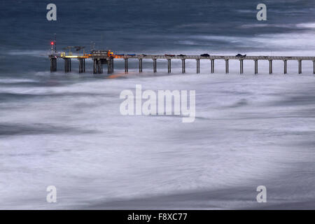 San Diego, CA, Stati Uniti d'America. Undicesimo Dec, 2015. Dicembre 11, 2015 - San Diego, California, Stati Uniti d'America - grandi onde e vento pound The Scripps Pier a La Jolla vicino a La Jolla Shores Beach. El Nino condizioni ha portato condizioni meteorologiche anomale in California. Credito: KC Alfred/ZUMA filo/Alamy Live News Foto Stock