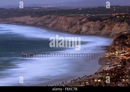 San Diego, CA, Stati Uniti d'America. Undicesimo Dec, 2015. Dicembre 11, 2015 - San Diego, California, Stati Uniti d'America - grandi onde e vento pound The Scripps Pier a La Jolla vicino a La Jolla Shores Beach, sotto e Torrey Pines State Park, parte superiore. El Nino condizioni ha portato condizioni meteorologiche anomale in California. Credito: KC Alfred/ZUMA filo/Alamy Live News Foto Stock