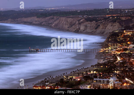 San Diego, CA, Stati Uniti d'America. Undicesimo Dec, 2015. Dicembre 11, 2015 - San Diego, California, Stati Uniti d'America - grandi onde e vento pound The Scripps Pier a La Jolla vicino a La Jolla Shores Beach, sotto e Torrey Pines State Park, parte superiore. El Nino condizioni ha portato condizioni meteorologiche anomale in California. Credito: KC Alfred/ZUMA filo/Alamy Live News Foto Stock