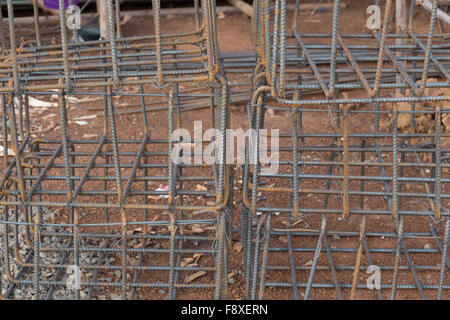 Aste in acciaio o barre utilizzati per foro di costruzione pole preparare per la colata di cemento basamento Foto Stock