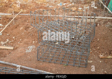 Aste in acciaio o barre utilizzati per foro di costruzione pole preparare per la colata di cemento basamento Foto Stock