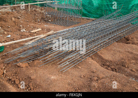 Asta in acciaio per poli costruzione al sito in costruzione Foto Stock