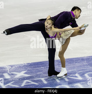 Barcellona, Spagna. 11 dicembre, 2015. Della Cina di CHENG PENG/HAO ZHANG eseguire la loro coppia Senior - programma gratuito durante il XXI ISU Grand Prix di Pattinaggio di Figura finale di Barcellona - Il ISU Grand Prix di Pattinaggio di Figura finale, che si terrà congiuntamente con l'ISU Junior Grand Prix finale, è il coronamento del Grand Prix circuito in serie e poi la seconda più importante evento internazionale per l'Unione di pattinaggio (ISU) dopo i Campionati del mondo. Credito: Matthias Oesterle/ZUMA filo/Alamy Live News Foto Stock