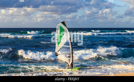 Approcci windsurfista Hookipa spiaggia di Maui al tramonto Foto Stock