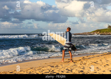 Surfer a Hookipa Beach a Maui Foto Stock